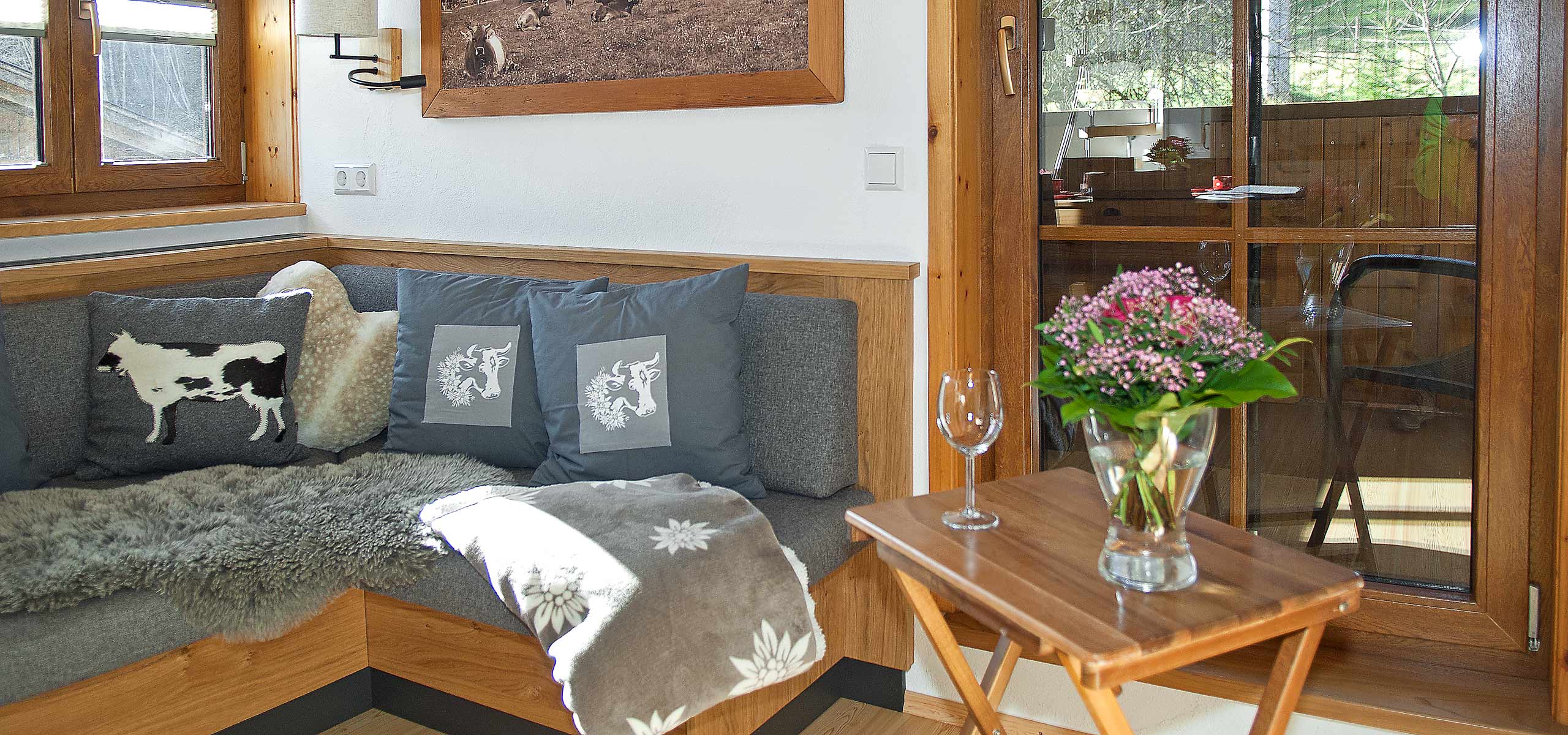 Wohnzimmer mit Balkon